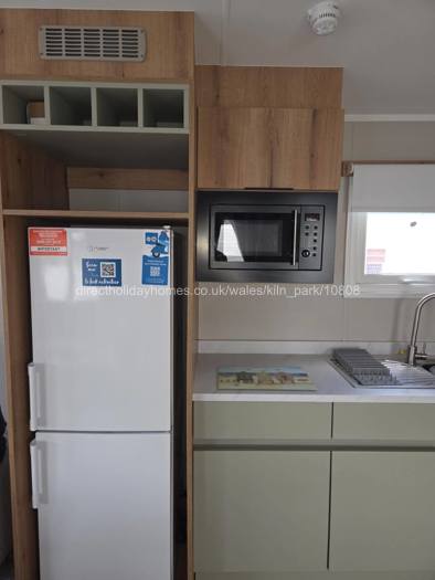 Kitchen inc Fridge freezer 