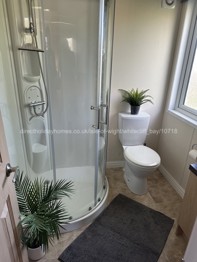 En suite shower room - off master b