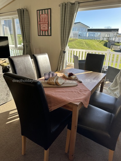 Dining area (seats 6) 