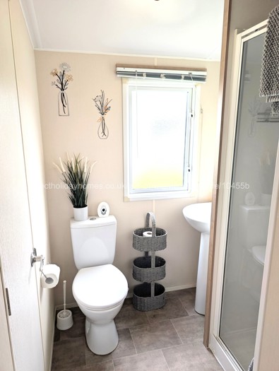 Main bathroom with shower