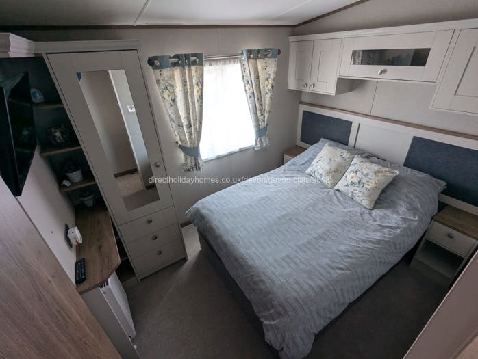 Double bedroom with sea views 