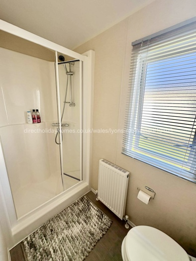 Main bathroom 
