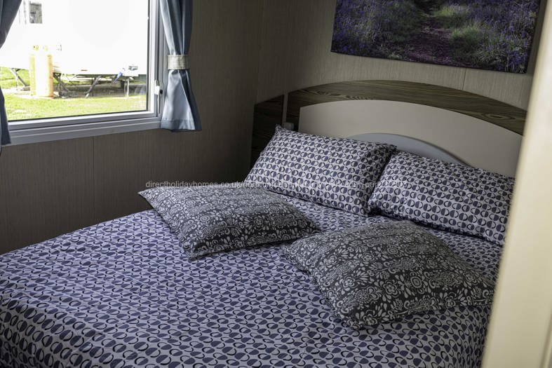 Mian bedroom with double bed
