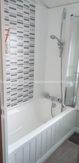 Main bathroom 