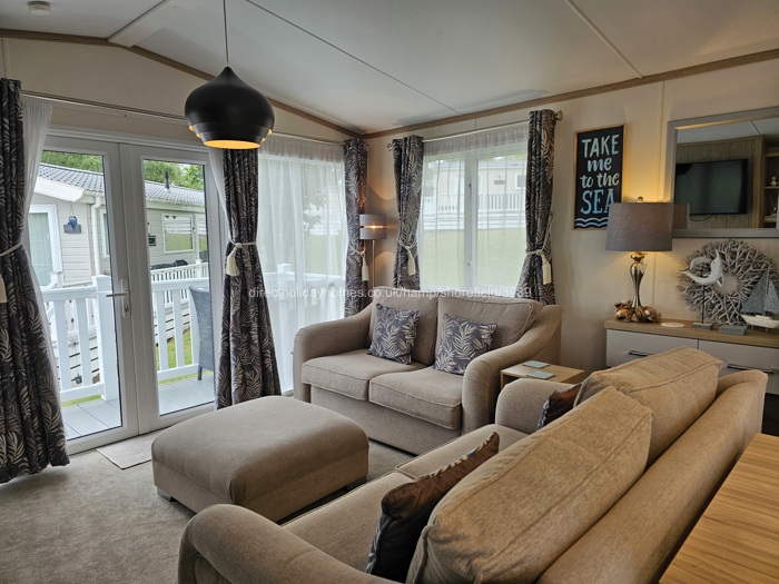 Bright & Airy Lounge