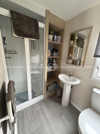 Large Bathroom with toiletries