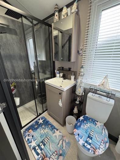 Main bathroom 