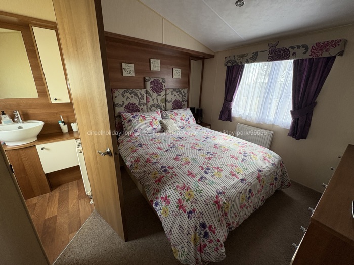Master with kingsize bed & ensuite