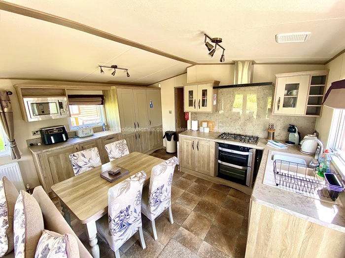 Kitchen / Dining Area