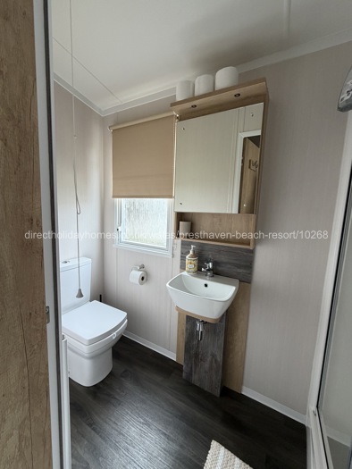 Main bathroom / shower