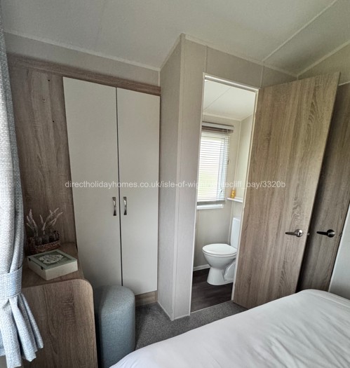En suite to Main Bedroom 