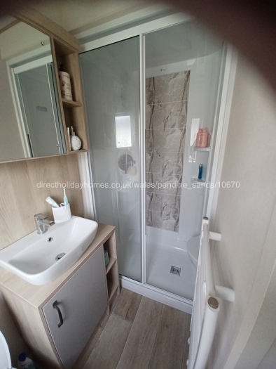 En suite shower wc basin