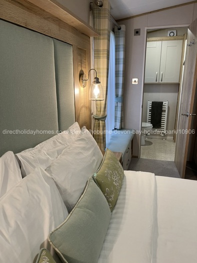 Main Bed and en-suite View