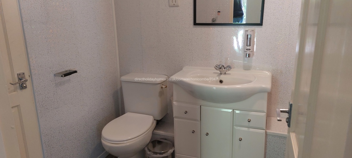 Jack & Jill Bathroom of Hall