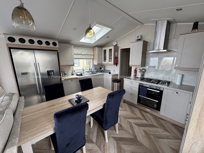 Dining kitchen with all mod cons. 