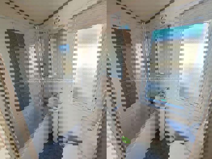 Ensuite with bath tub