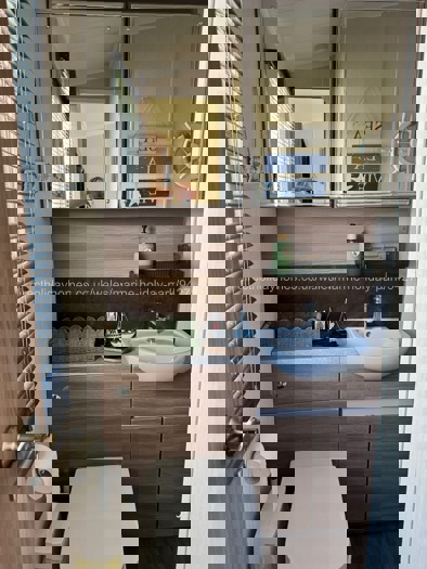 Master bedroom bathroom 