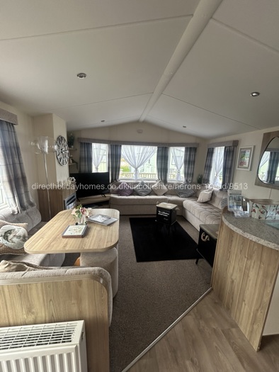 Spacious lounge/dining area