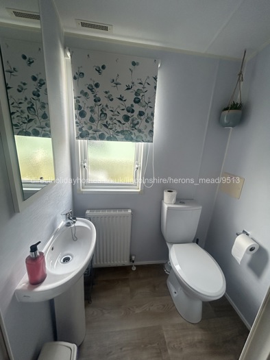 En suite toilet to main bedroom