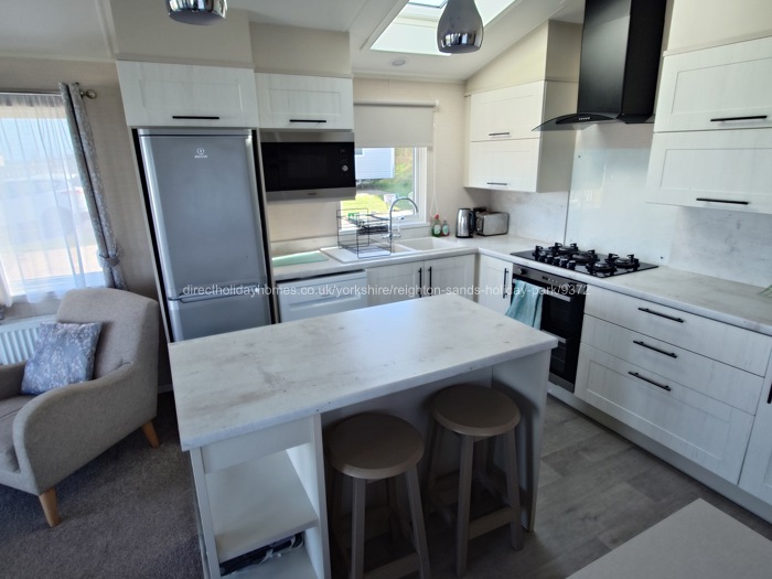 Kitchen and Breakfast bar