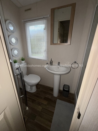 Main bathroom with shower