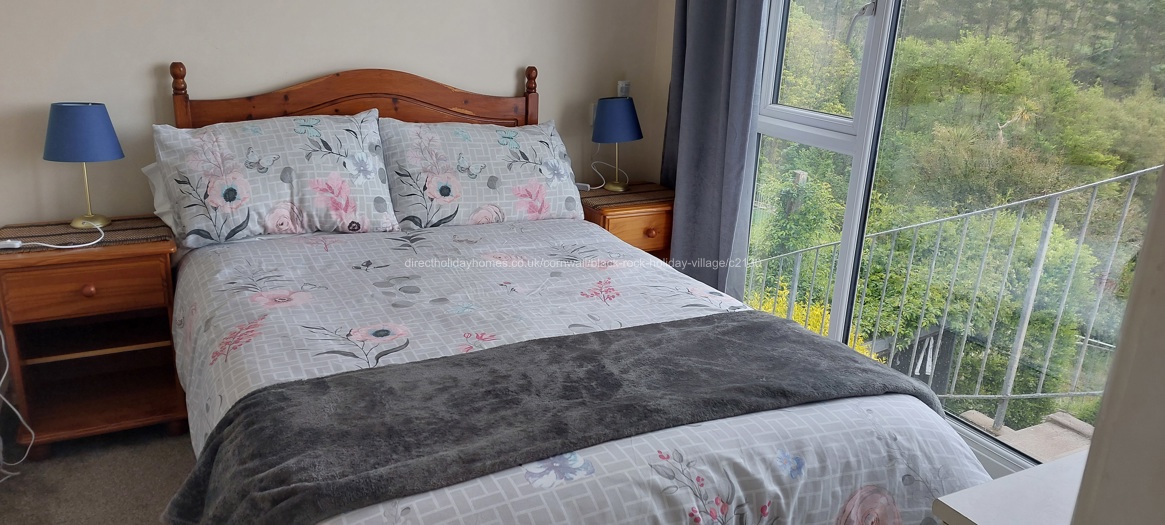 Double bedroom with views