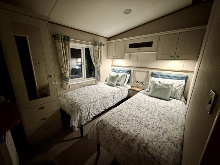 Twin room with full size singles
