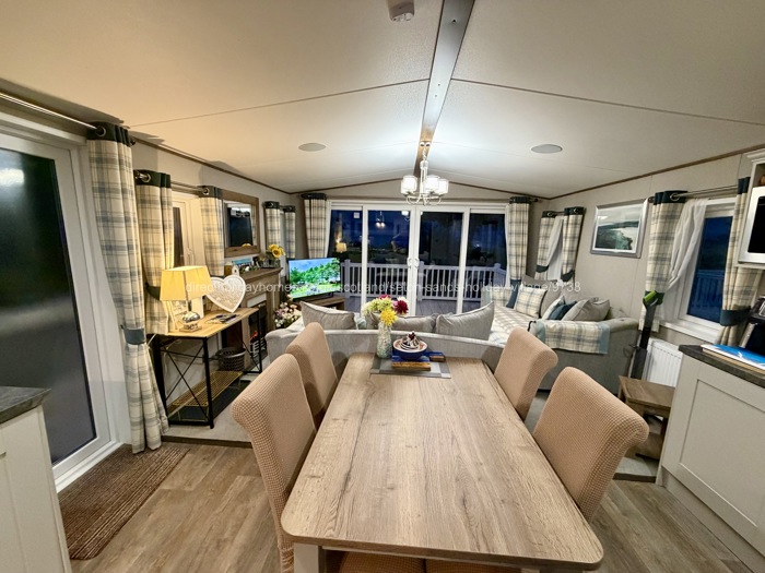 Open plan kitchen/lounge