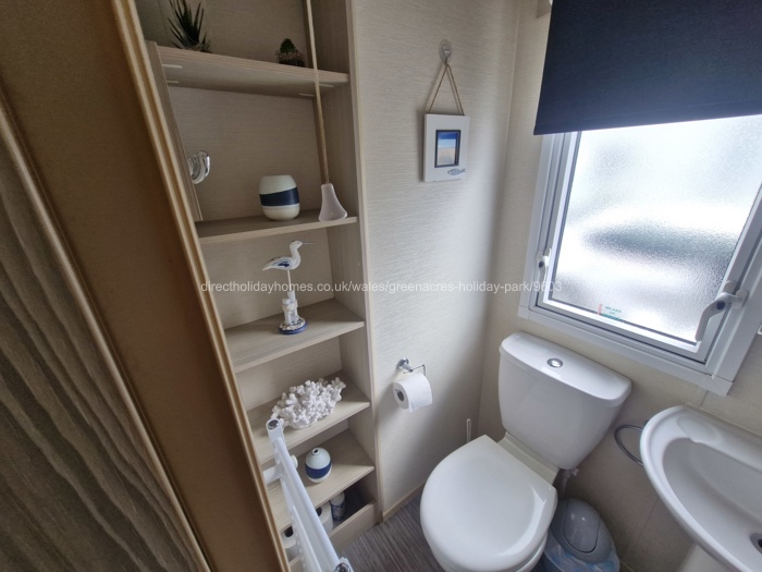 Main bathroom 