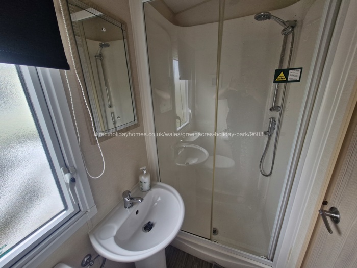 Main bathroom 