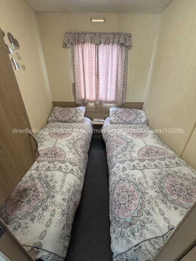 Twin bedroom free Netflix 