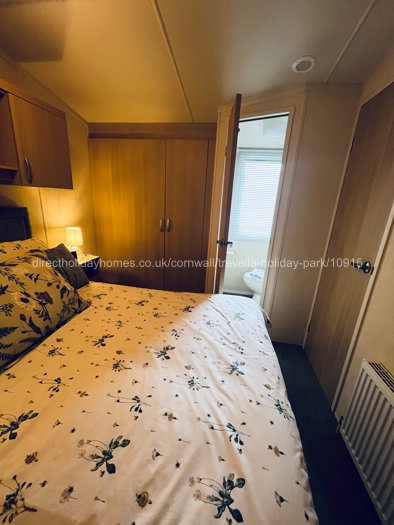 Large wardrobe and ensuite toilet