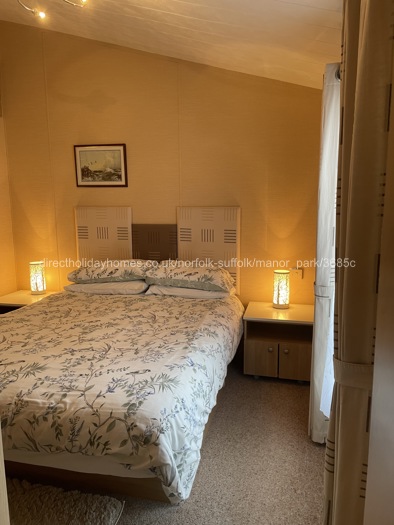 Main bedroom with kingsize bed