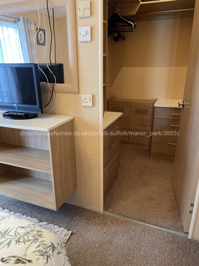 Walk-in wardrobe in main bedroom 