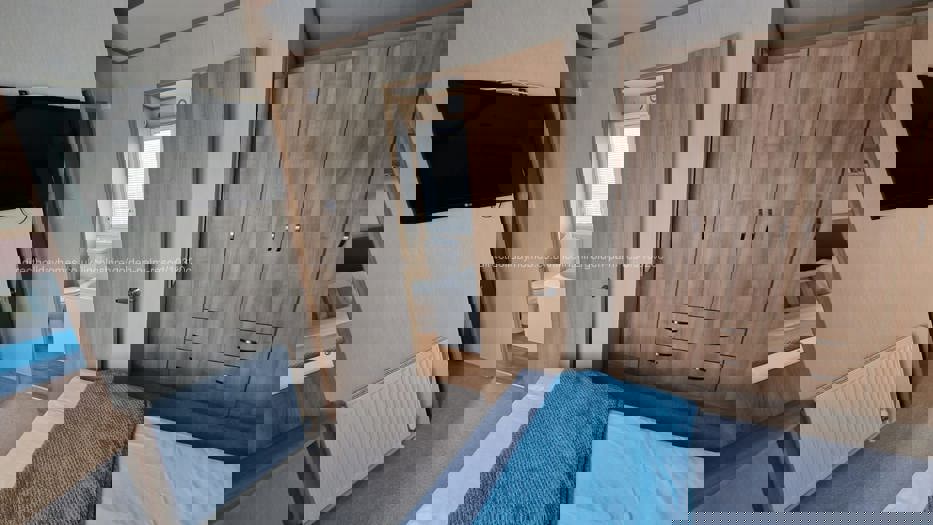 Main bedroom with kingsize bed