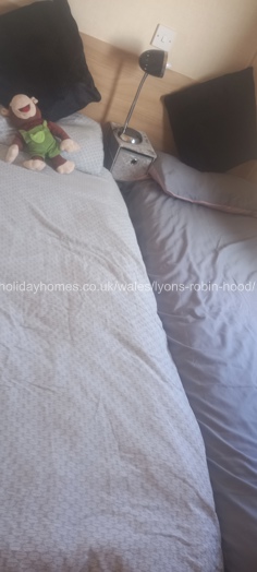 Bedroom twin beds