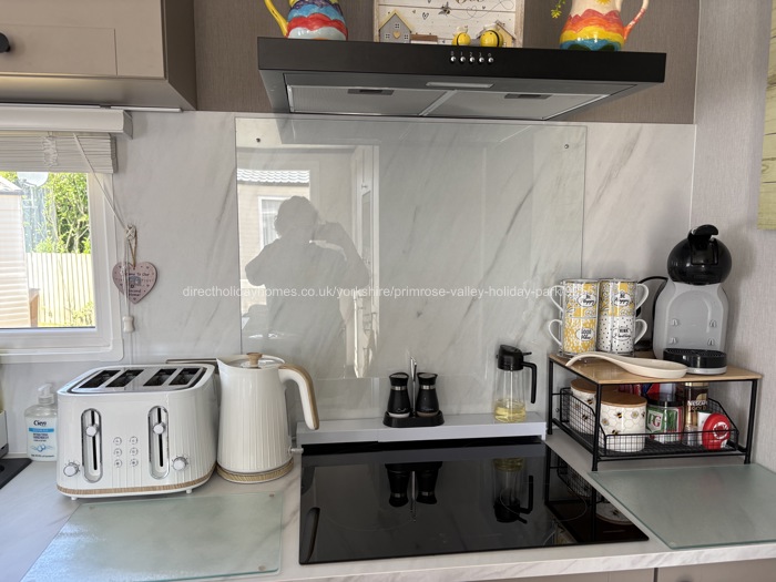 Kitchen with induction hob & extrac