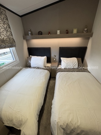 Twin room with 2 x 3’ beds
