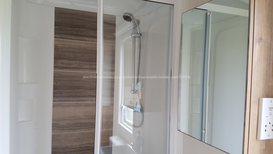 Main bathroom shower