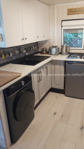 Fully fitted kitchen 