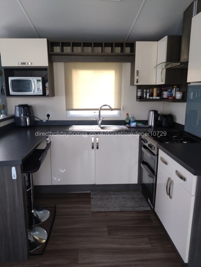 Kitchen & breakfast bar