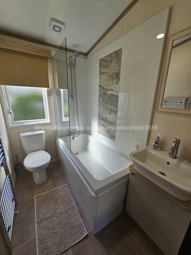 Main bathroom 