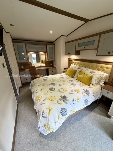 Large kingsize bedroom 