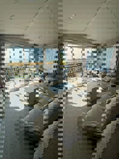 Living room with views of the sea. 