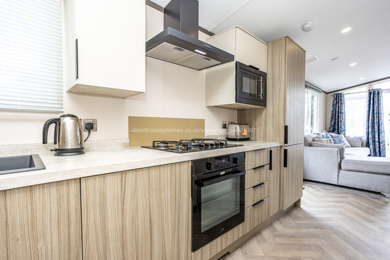 Fitted Well Equipped Kitchen