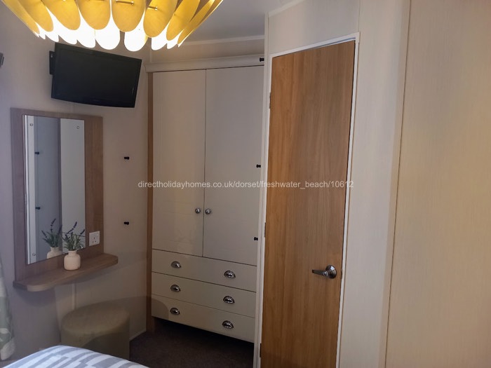 Wardrobe & en-suite