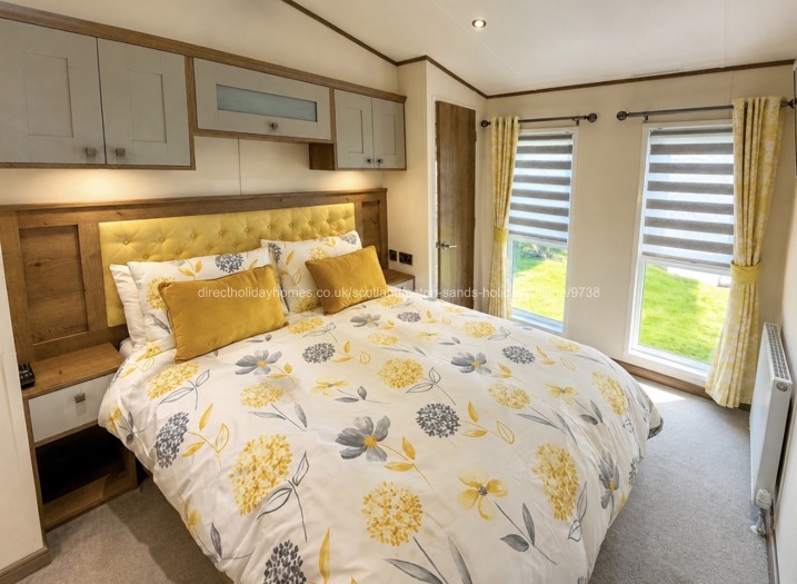 Large bedroom, kingsize bed