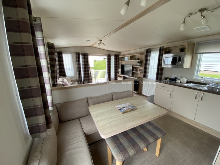 Dining area & kitchen