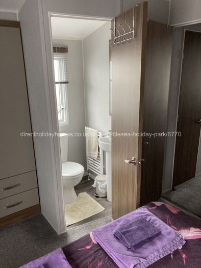 En-suite in main bedroom